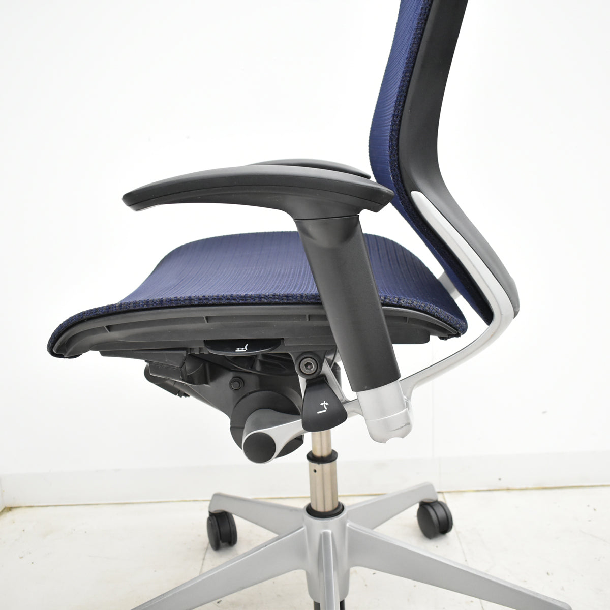 【中古】オカムラ　バロン　ローバック　可動肘　シルバー脚　ダークブルー　2025092204【中古オフィス家具】