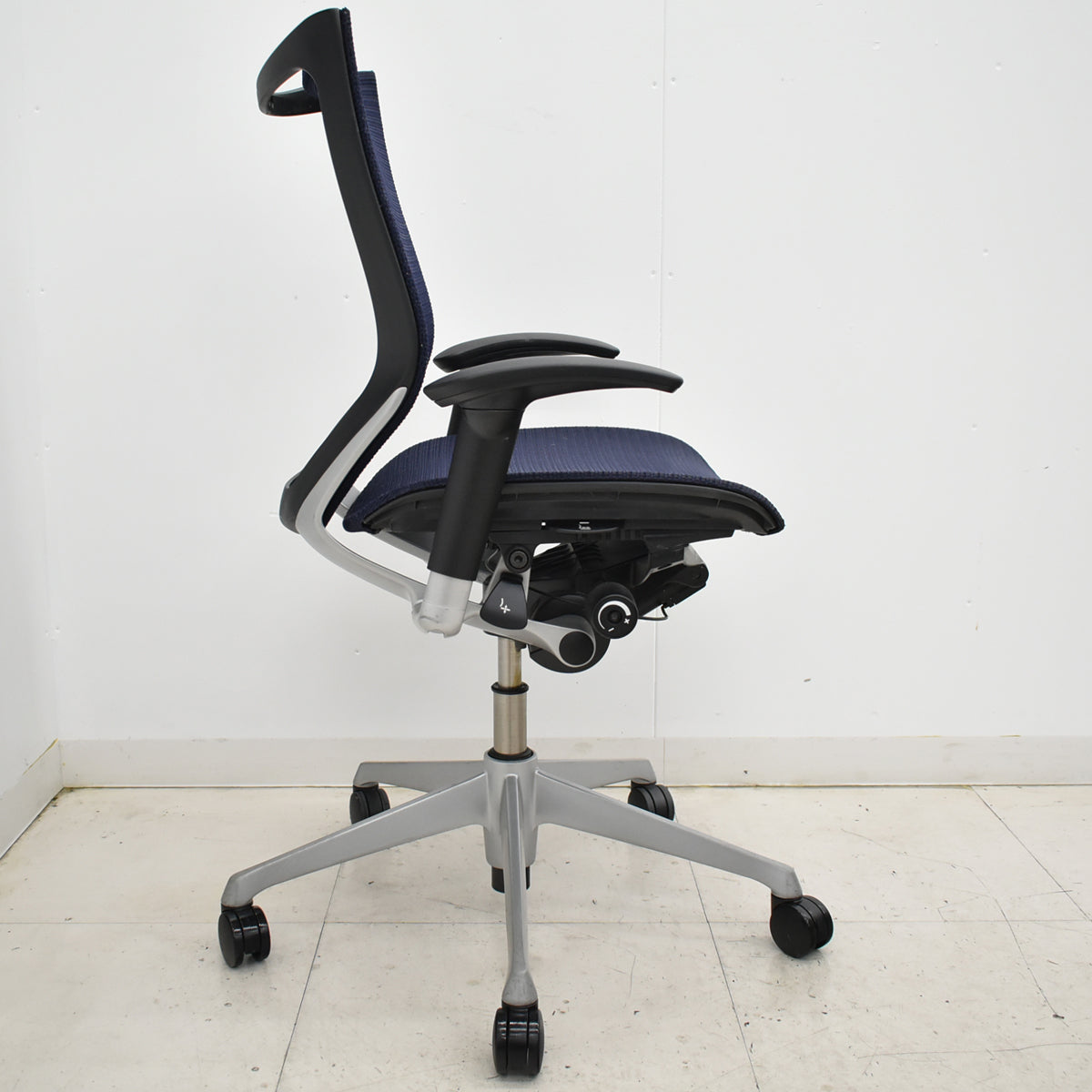 【中古】オカムラ　バロン　ローバック　可動肘　シルバー脚　ダークブルー　2025092204【中古オフィス家具】