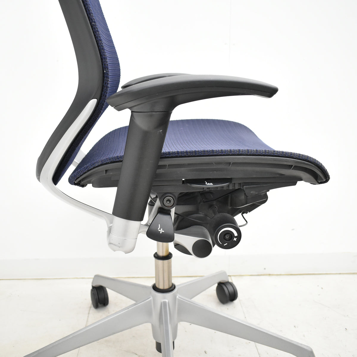 【中古】オカムラ　バロン　ローバック　可動肘　シルバー脚　ダークブルー　2025092204【中古オフィス家具】