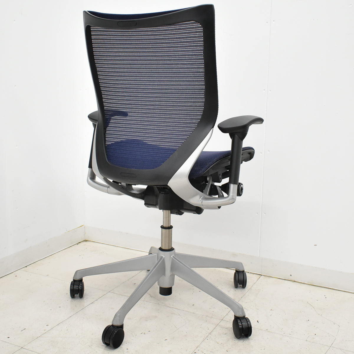 【中古】オカムラ　バロン　ローバック　可動肘　シルバー脚　ダークブルー　2025092204【中古オフィス家具】
