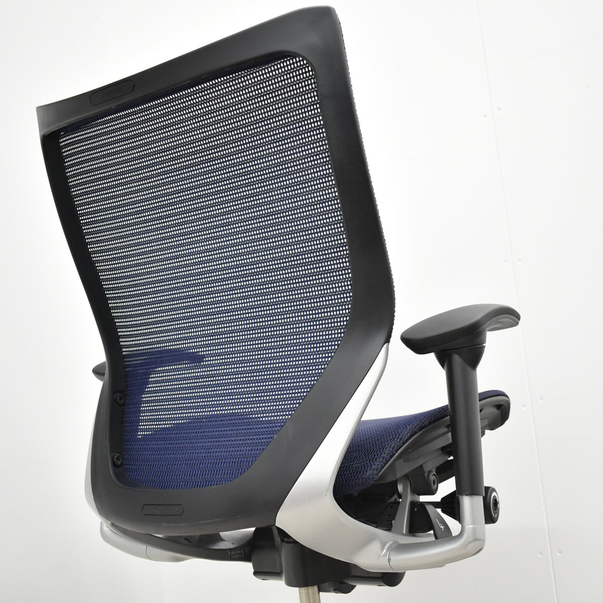【中古】オカムラ　バロン　ローバック　可動肘　シルバー脚　ダークブルー　2025092204【中古オフィス家具】