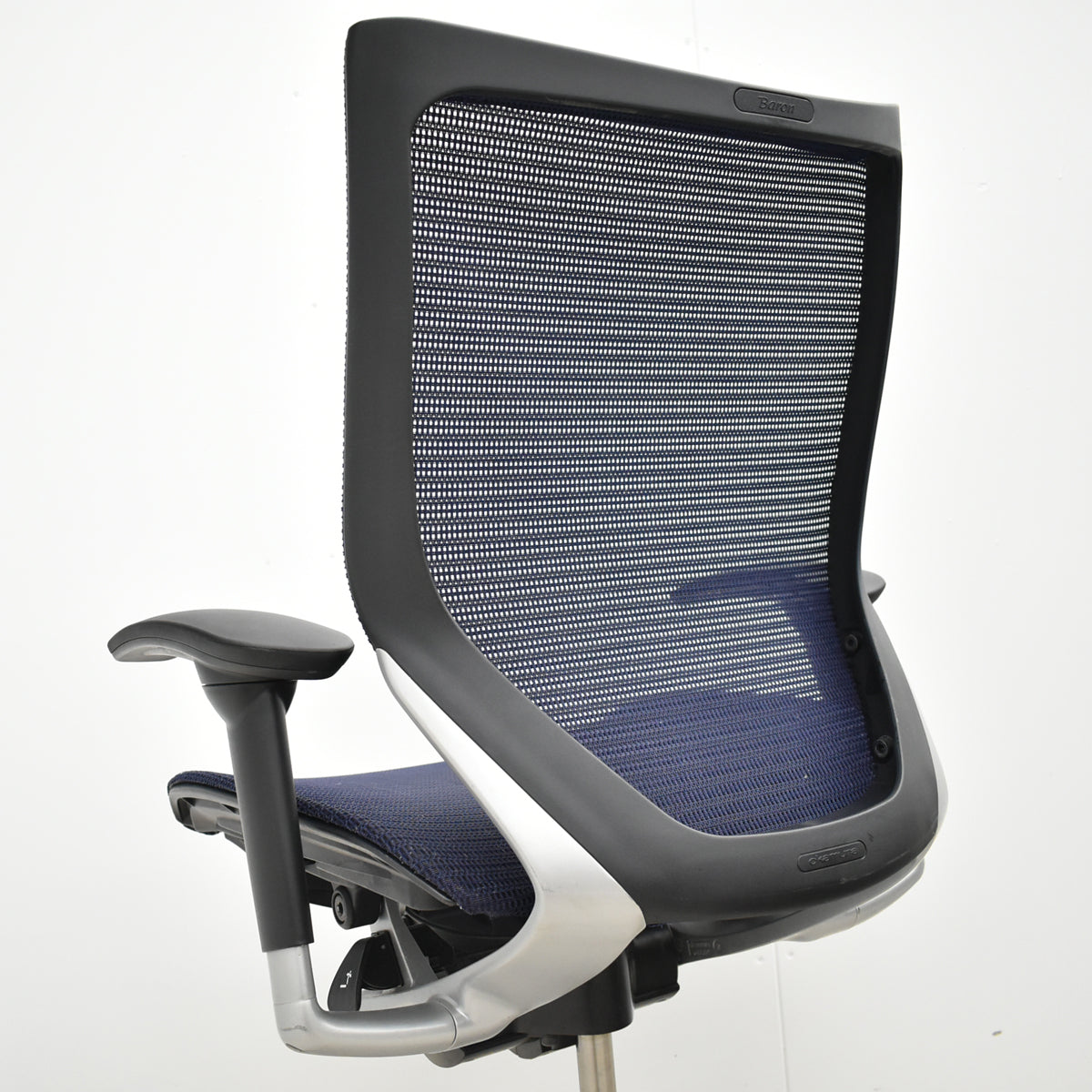 【中古】オカムラ　バロン　ローバック　可動肘　シルバー脚　ダークブルー　2025092204【中古オフィス家具】