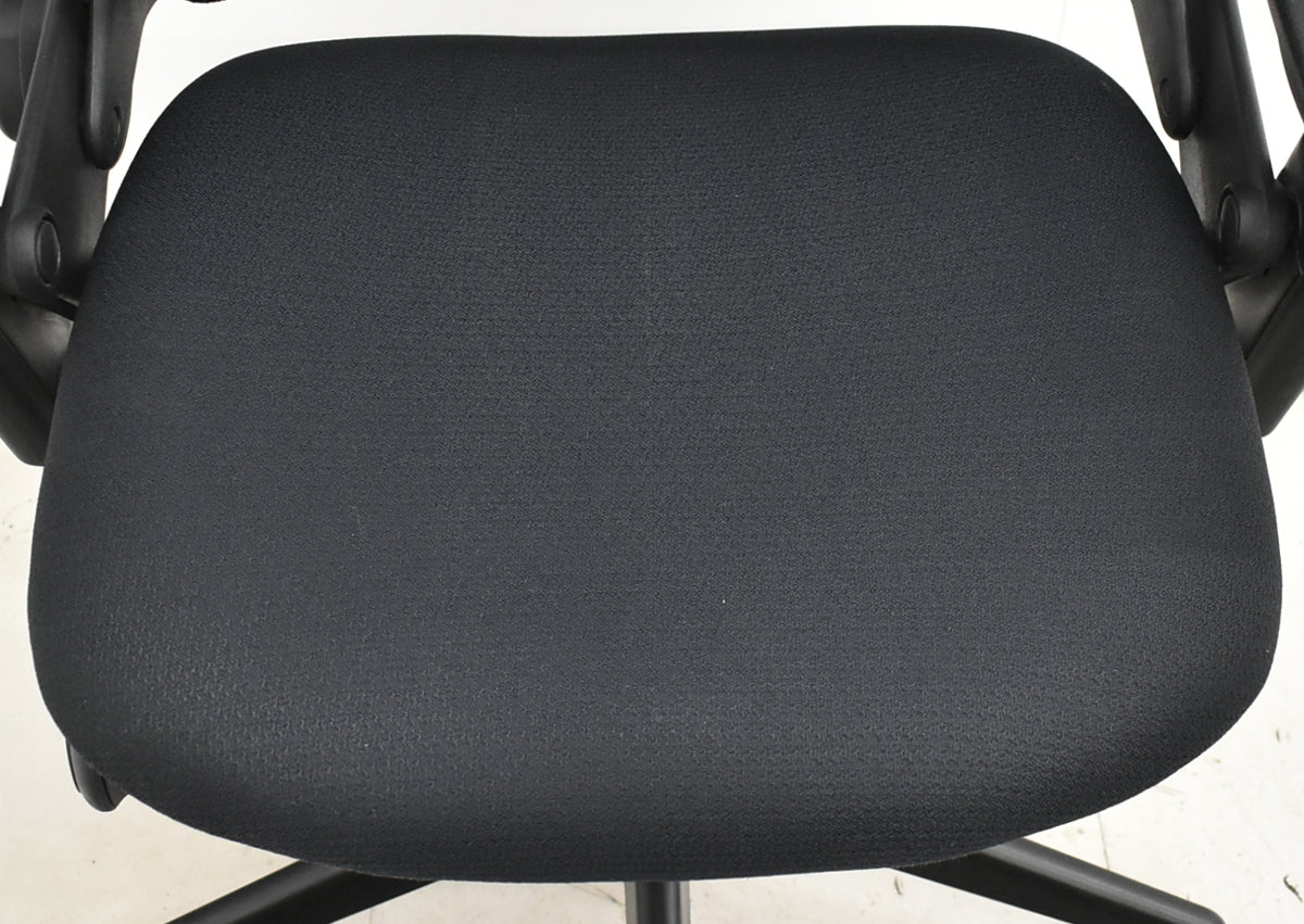 【中古】スチールケース　リープチェアＶ２　３Ｄニット　可動肘　肘パッド新型タイプ　ブラック　2025092205【中古オフィス家具】