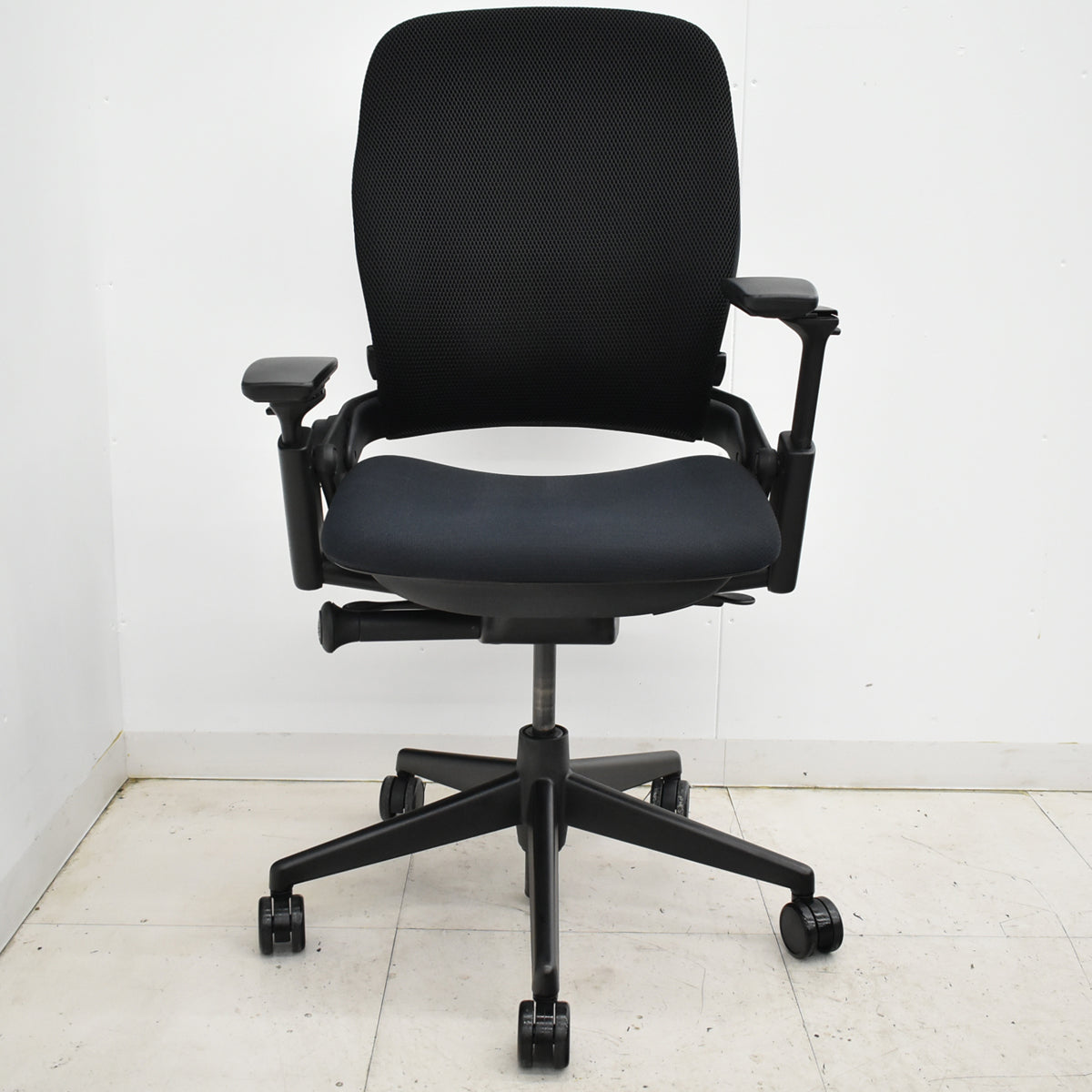 【中古】スチールケース　リープチェアＶ２　３Ｄニット　可動肘　肘パッド新型タイプ　ブラック　2025092205【中古オフィス家具】