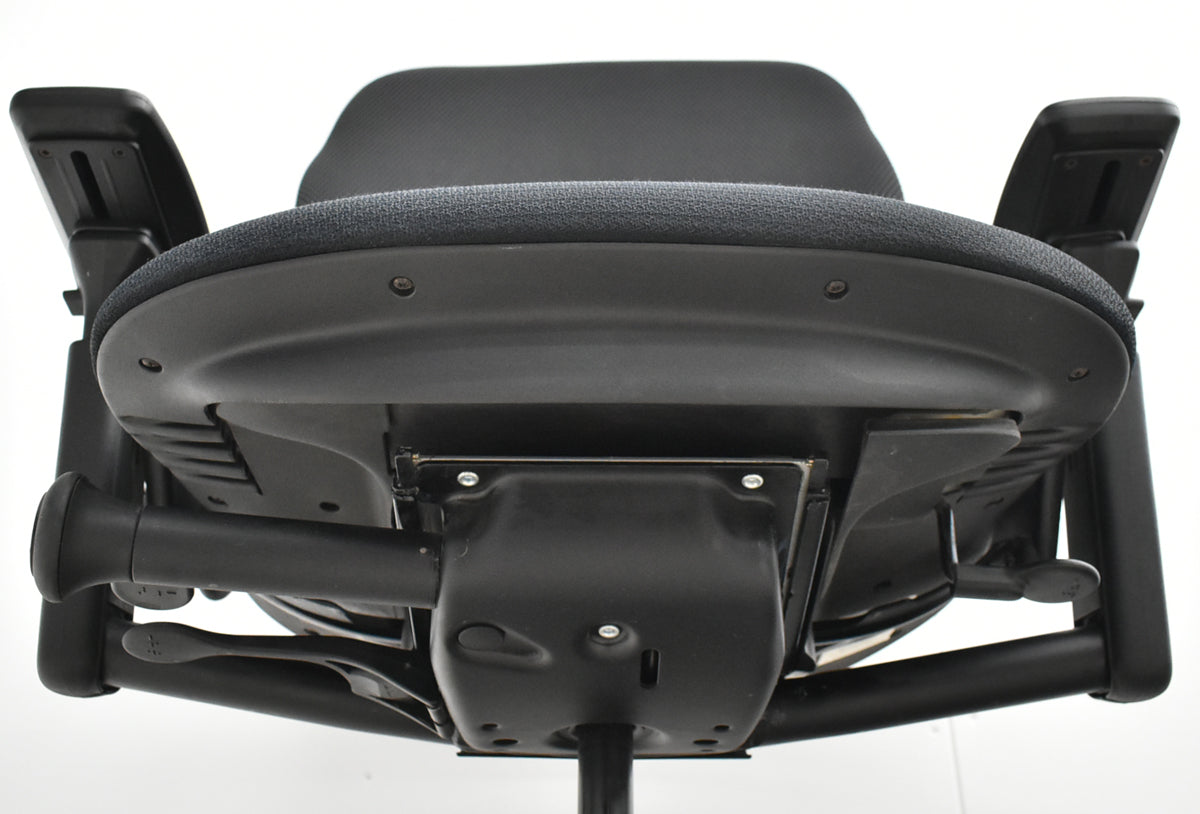 【中古】スチールケース　リープチェアＶ２　３Ｄニット　可動肘　肘パッド新型タイプ　ブラック　2025092205【中古オフィス家具】