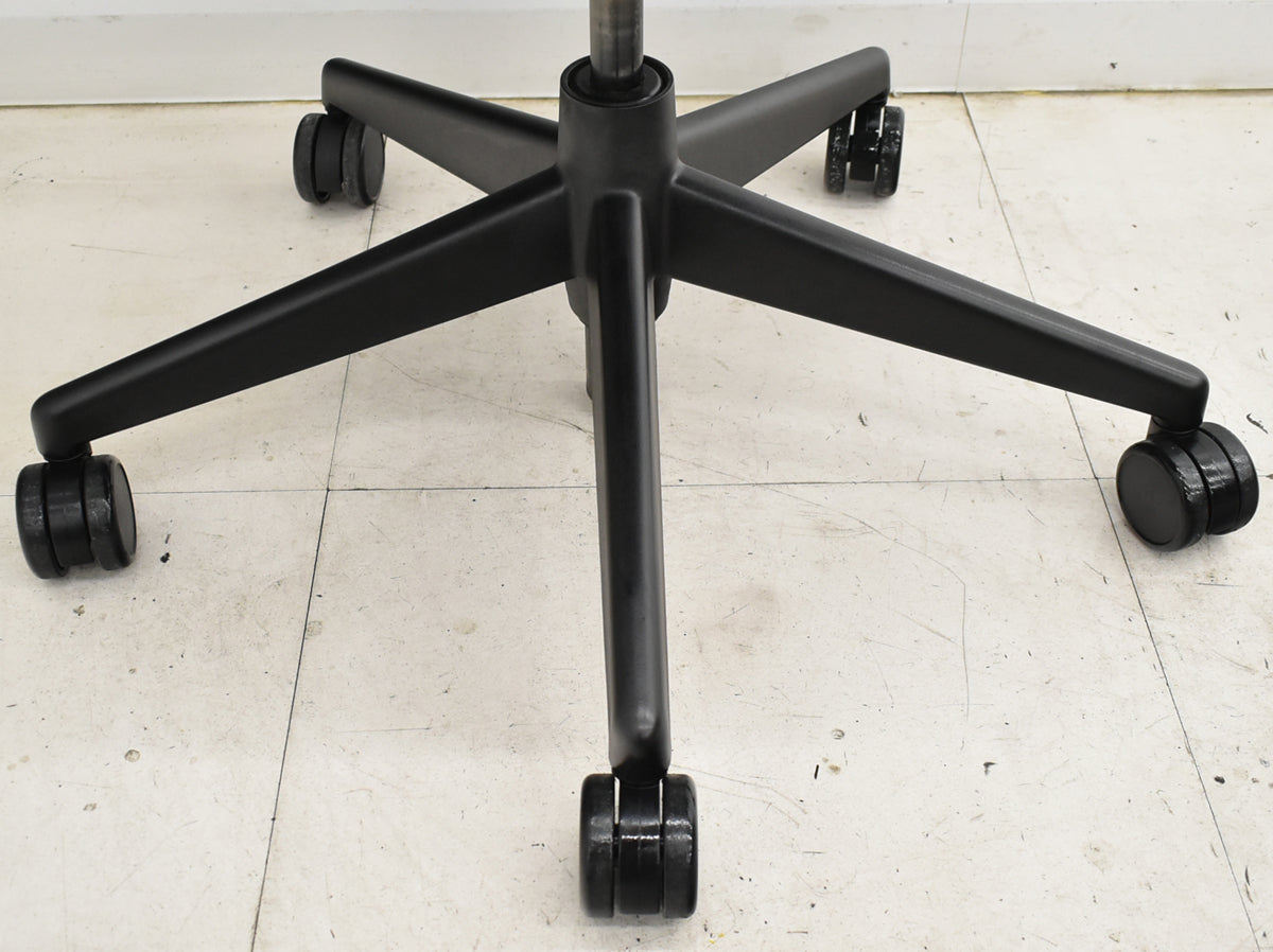 【中古】スチールケース　リープチェアＶ２　３Ｄニット　可動肘　肘パッド新型タイプ　ブラック　2025092205【中古オフィス家具】