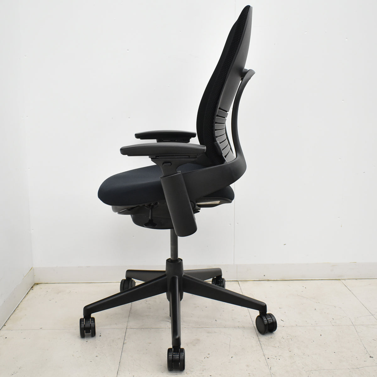 【中古】スチールケース　リープチェアＶ２　３Ｄニット　可動肘　肘パッド新型タイプ　ブラック　2025092205【中古オフィス家具】
