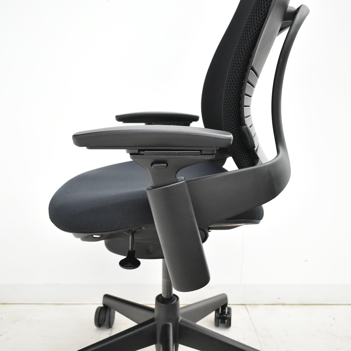 【中古】スチールケース　リープチェアＶ２　３Ｄニット　可動肘　肘パッド新型タイプ　ブラック　2025092205【中古オフィス家具】
