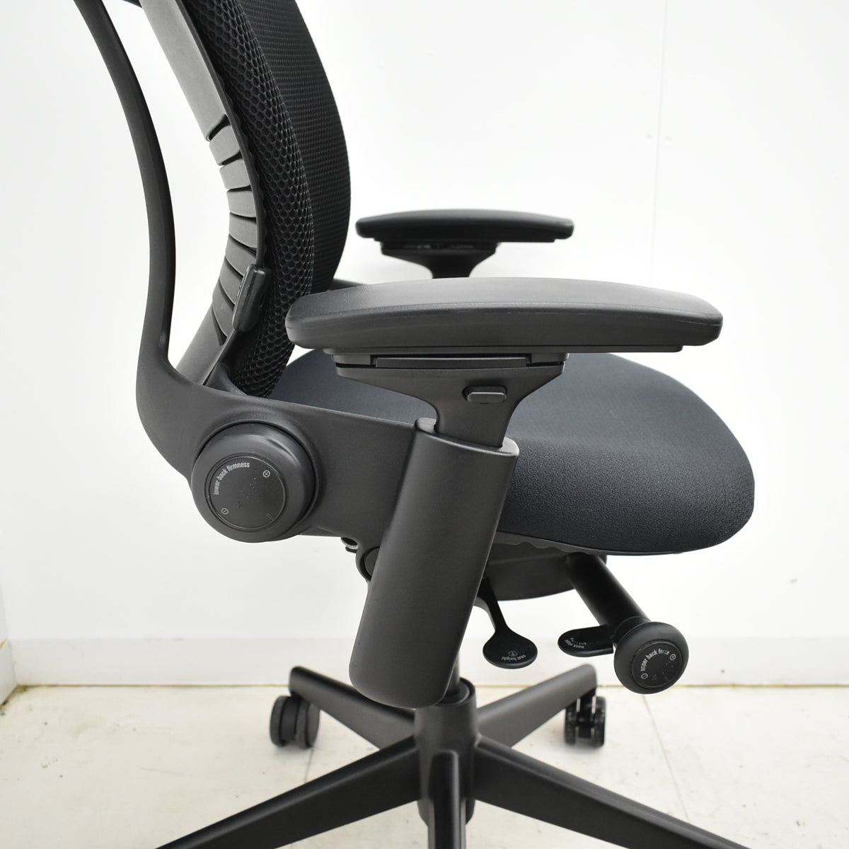 【中古】スチールケース　リープチェアＶ２　３Ｄニット　可動肘　肘パッド新型タイプ　ブラック　2025092205【中古オフィス家具】