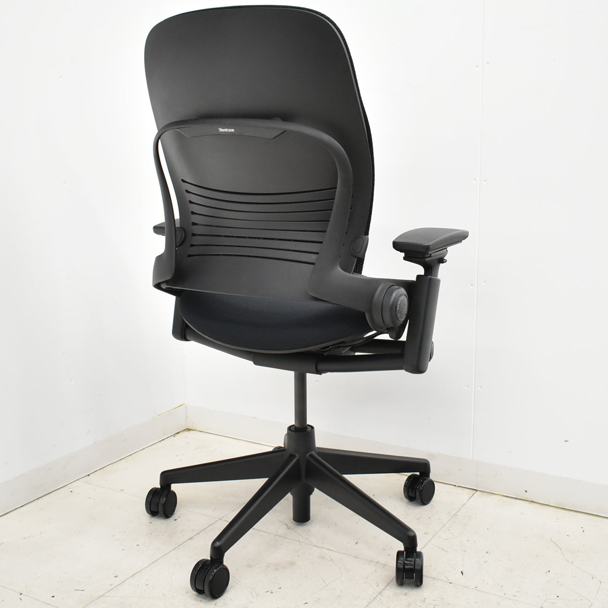 【中古】スチールケース　リープチェアＶ２　３Ｄニット　可動肘　肘パッド新型タイプ　ブラック　2025092205【中古オフィス家具】