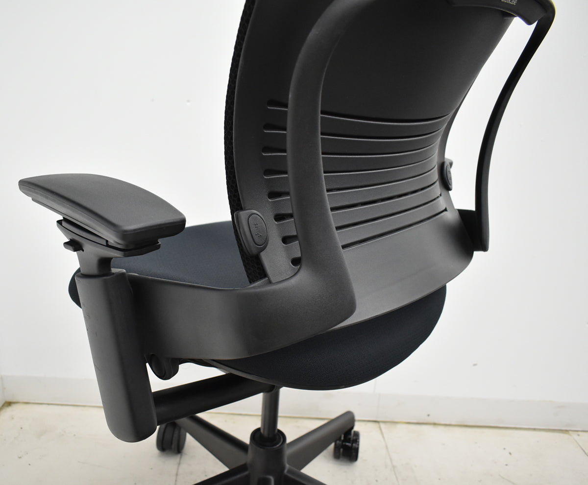 【中古】スチールケース　リープチェアＶ２　３Ｄニット　可動肘　肘パッド新型タイプ　ブラック　2025092205【中古オフィス家具】