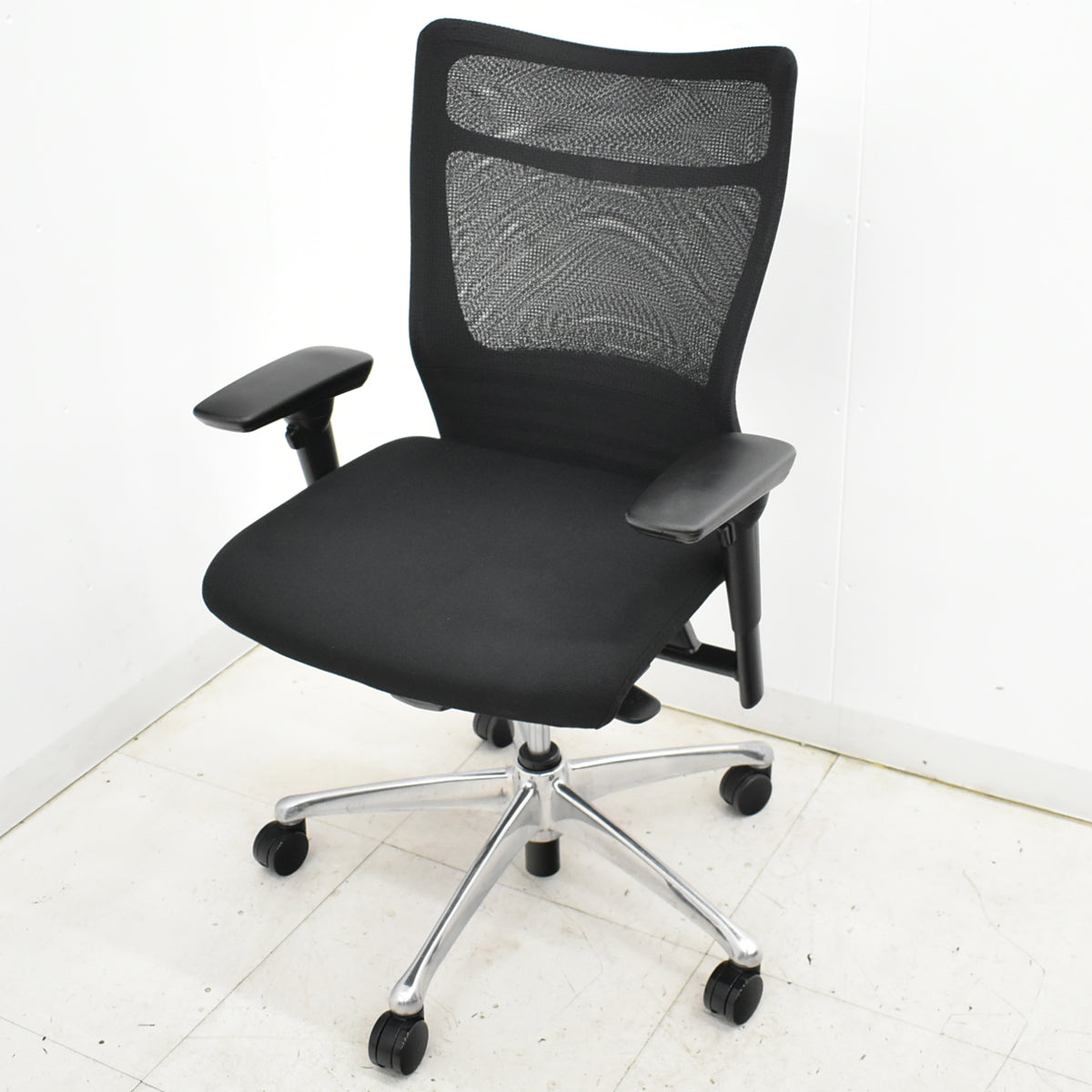 【中古】オカムラ　フィーゴ メッシュEX　可動肘　アルミポリッシュ脚　ブラック　2025092206【中古オフィス家具】