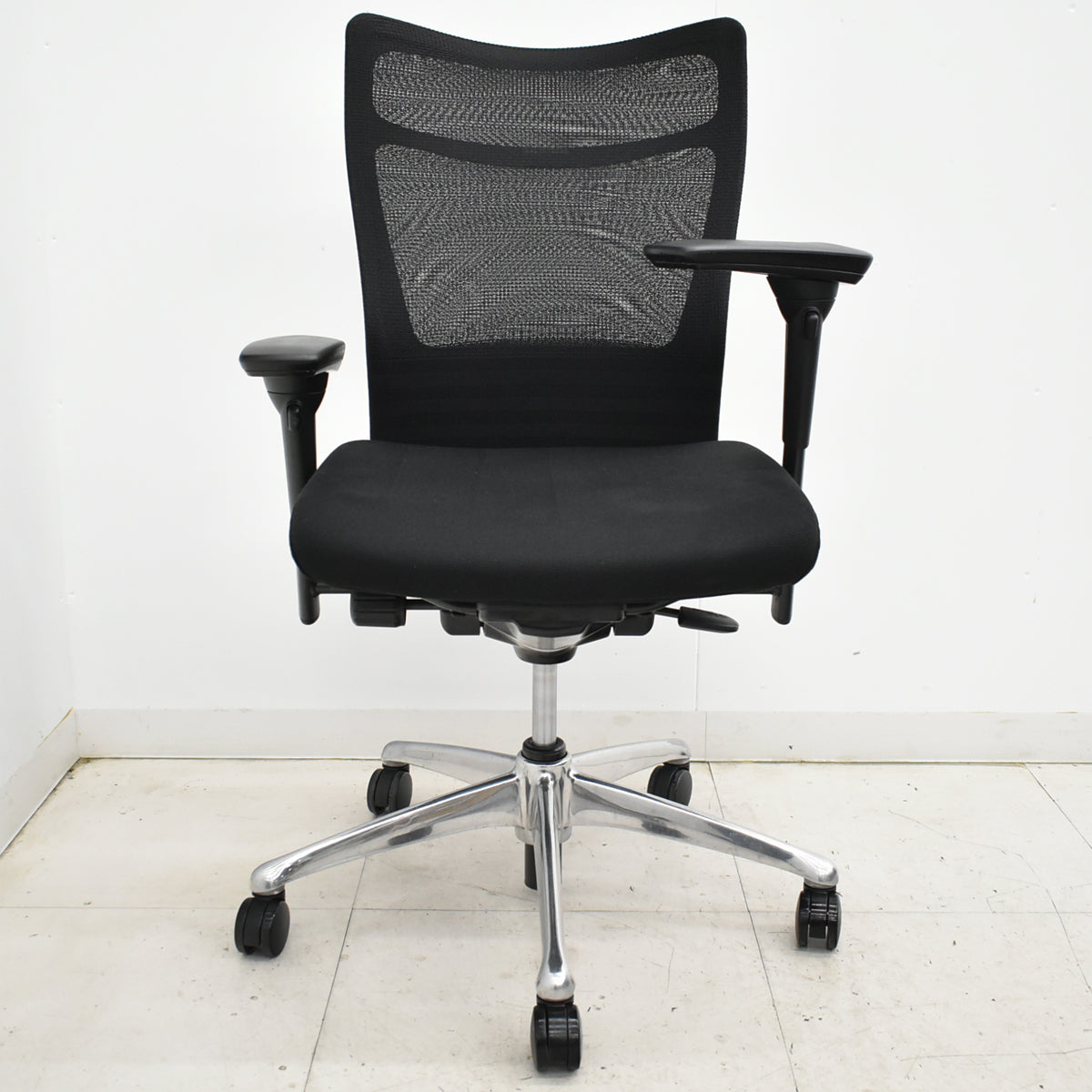 【中古】オカムラ　フィーゴ メッシュEX　可動肘　アルミポリッシュ脚　ブラック　2025092206【中古オフィス家具】