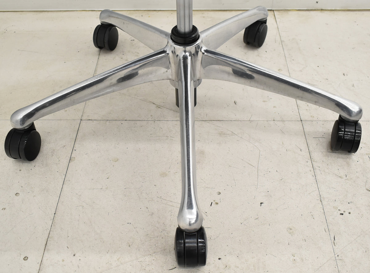 【中古】オカムラ　フィーゴ メッシュEX　可動肘　アルミポリッシュ脚　ブラック　2025092206【中古オフィス家具】