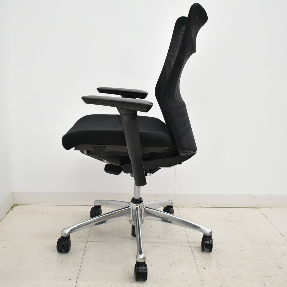 【中古】オカムラ　フィーゴ メッシュEX　可動肘　アルミポリッシュ脚　ブラック　2025092206【中古オフィス家具】