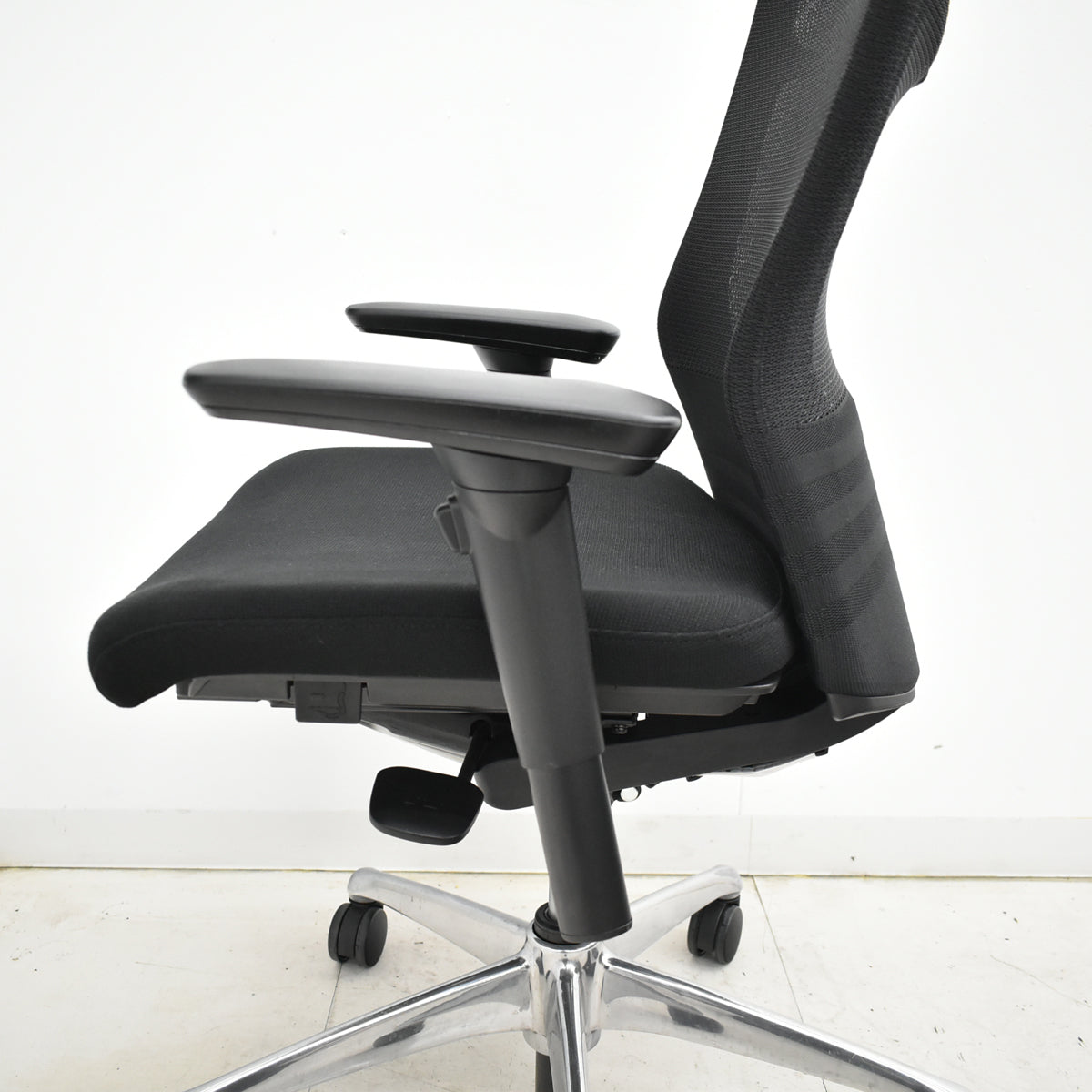 【中古】オカムラ　フィーゴ メッシュEX　可動肘　アルミポリッシュ脚　ブラック　2025092206【中古オフィス家具】