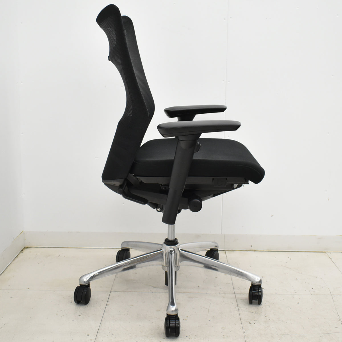 【中古】オカムラ　フィーゴ メッシュEX　可動肘　アルミポリッシュ脚　ブラック　2025092206【中古オフィス家具】