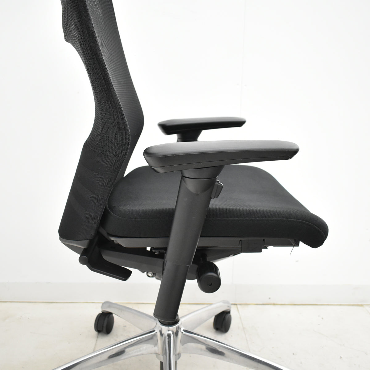 【中古】オカムラ　フィーゴ メッシュEX　可動肘　アルミポリッシュ脚　ブラック　2025092206【中古オフィス家具】