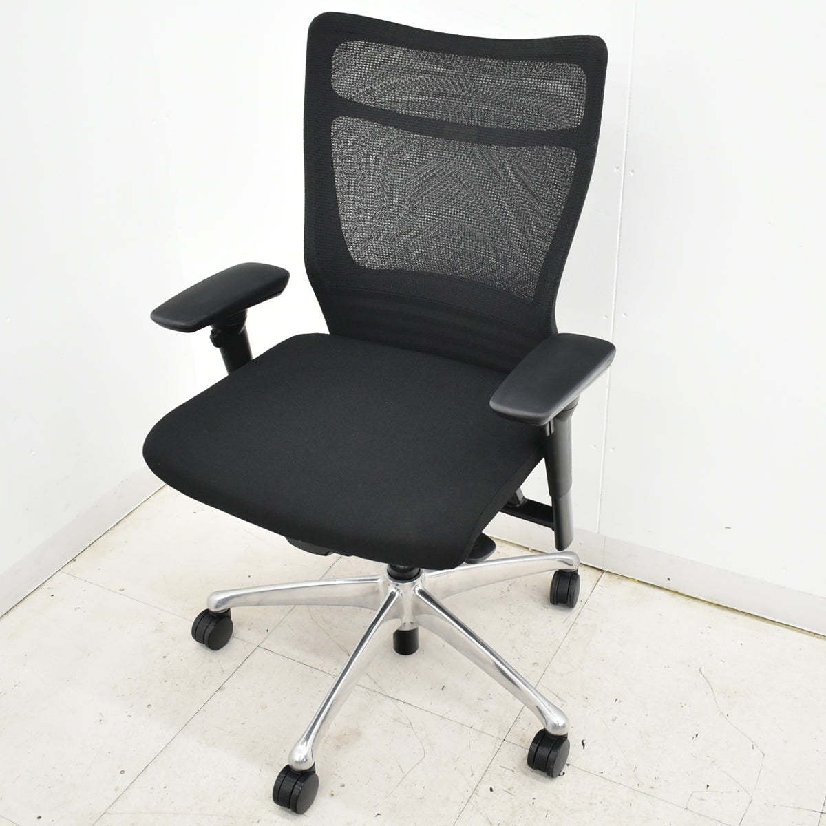 【中古】オカムラ　フィーゴ メッシュEX　可動肘　アルミポリッシュ脚　ブラック　2025092501【中古オフィス家具】