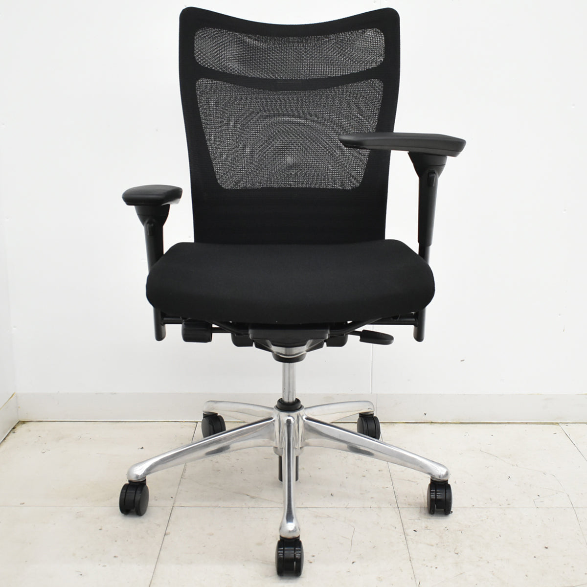 【中古】オカムラ　フィーゴ メッシュEX　可動肘　アルミポリッシュ脚　ブラック　2025092501【中古オフィス家具】