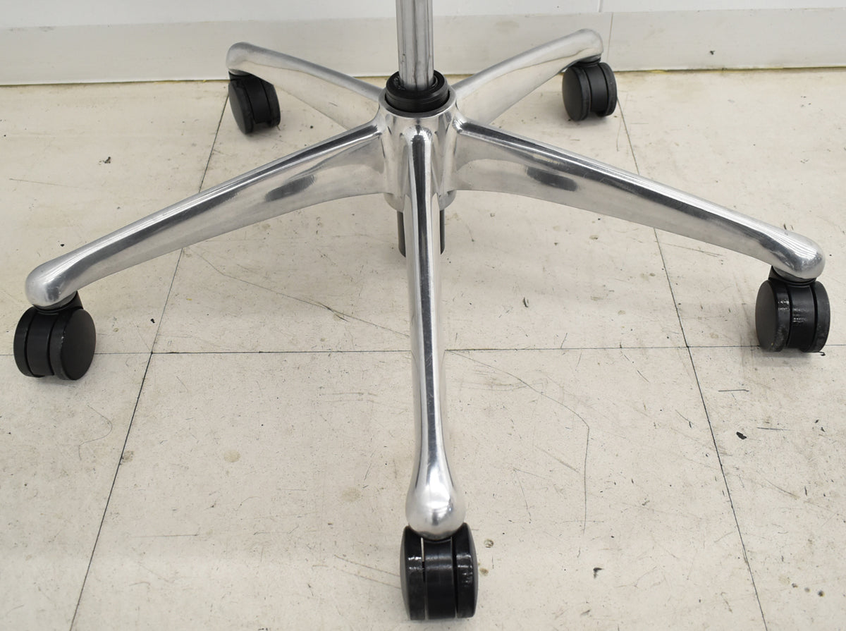 【中古】オカムラ　フィーゴ メッシュEX　可動肘　アルミポリッシュ脚　ブラック　2025092501【中古オフィス家具】