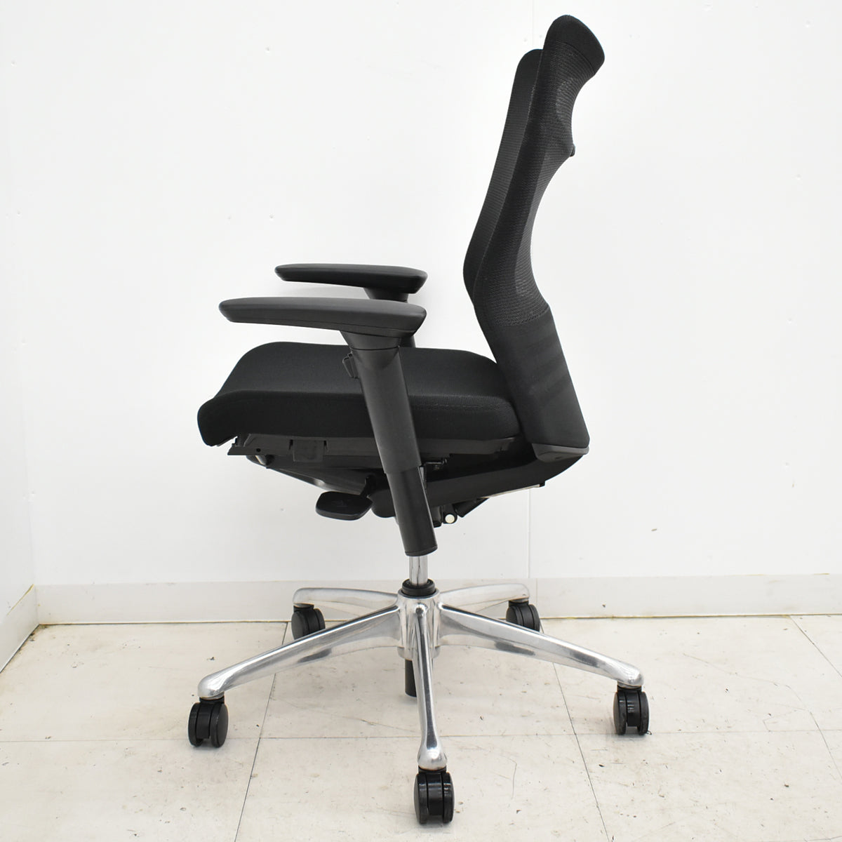 【中古】オカムラ　フィーゴ メッシュEX　可動肘　アルミポリッシュ脚　ブラック　2025092501【中古オフィス家具】