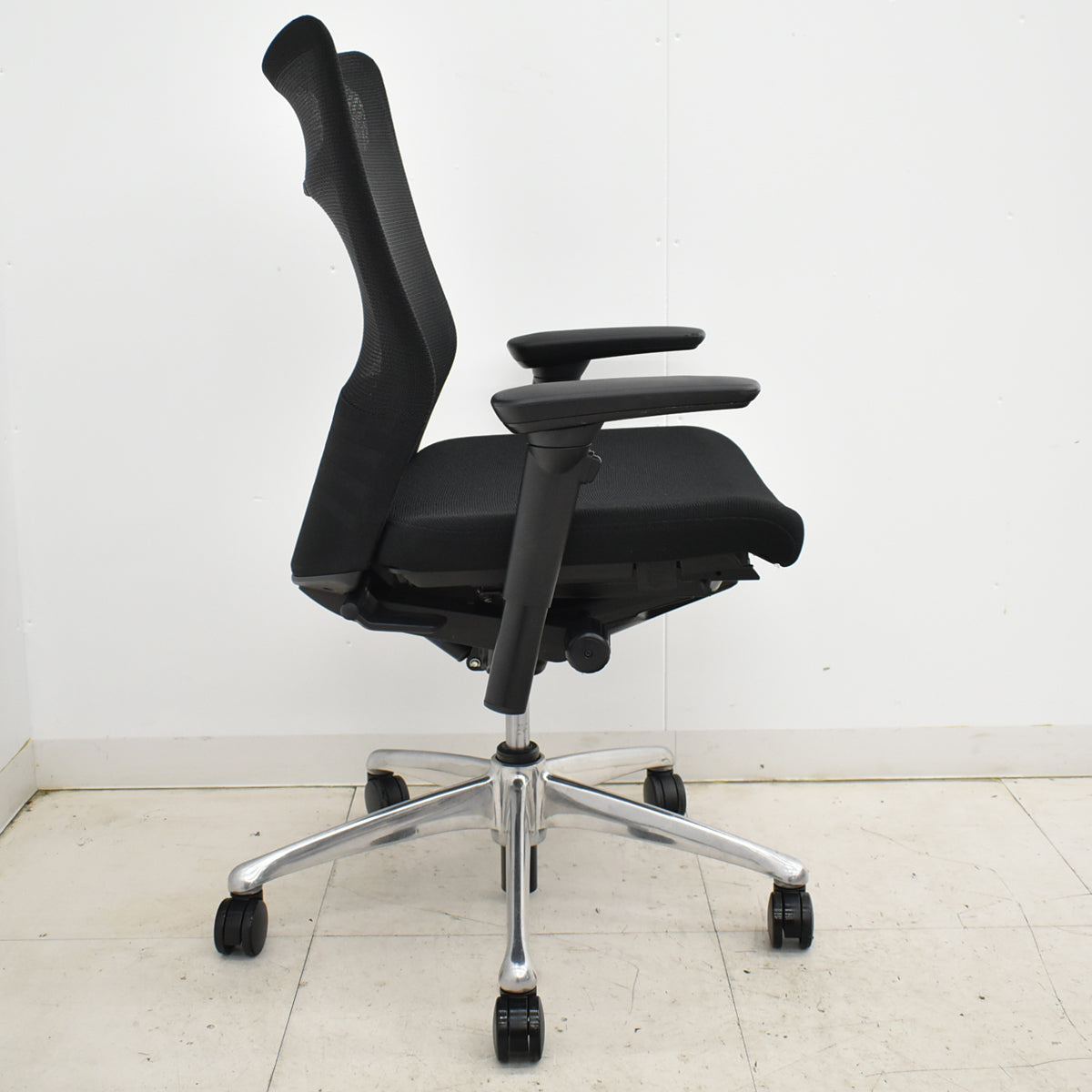 【中古】オカムラ　フィーゴ メッシュEX　可動肘　アルミポリッシュ脚　ブラック　2025092501【中古オフィス家具】