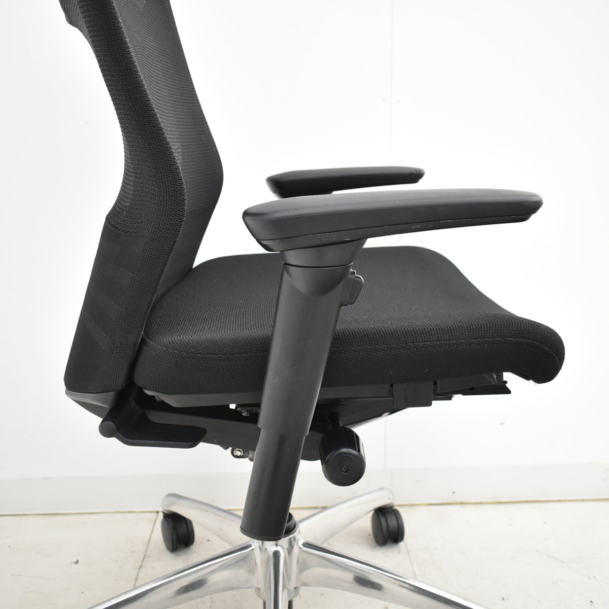 【中古】オカムラ　フィーゴ メッシュEX　可動肘　アルミポリッシュ脚　ブラック　2025092501【中古オフィス家具】