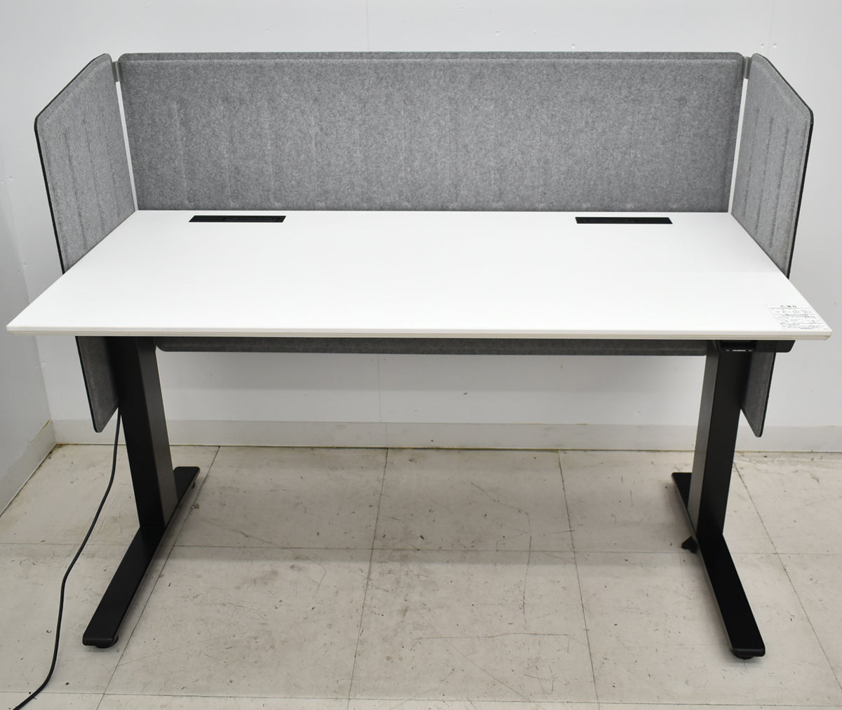 【中古】オカムラ　スイフト　電動昇降デスク　デスクトップパネル（フェルト）レバータイプ（インジケーター、メモリー機能付）マルチコンセントユニット２個　幅1385　2025092902【中古オフィス家具】
