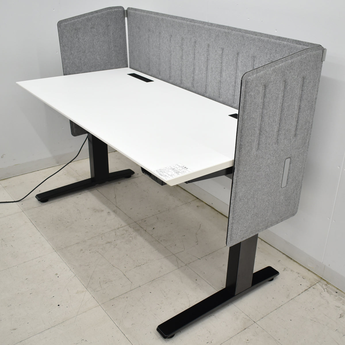 【中古】オカムラ　スイフト　電動昇降デスク　デスクトップパネル（フェルト）レバータイプ（インジケーター、メモリー機能付）マルチコンセントユニット２個　幅1385　2025092902【中古オフィス家具】