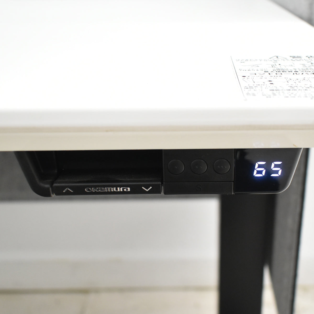【中古】オカムラ　スイフト　電動昇降デスク　デスクトップパネル（フェルト）レバータイプ（インジケーター、メモリー機能付）マルチコンセントユニット２個　幅1385　2025092902【中古オフィス家具】