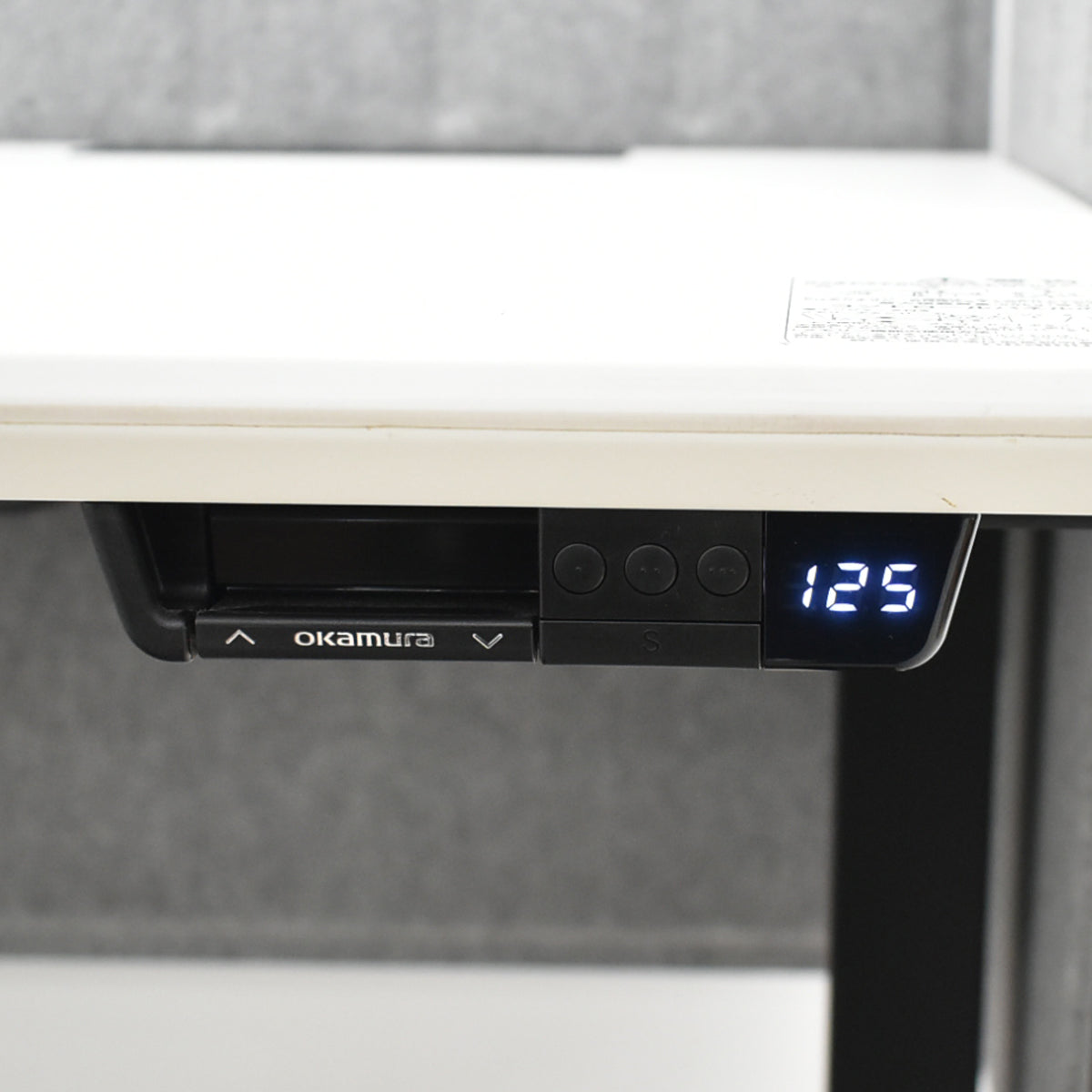 【中古】オカムラ　スイフト　電動昇降デスク　デスクトップパネル（フェルト）レバータイプ（インジケーター、メモリー機能付）マルチコンセントユニット２個　幅1385　2025092902【中古オフィス家具】