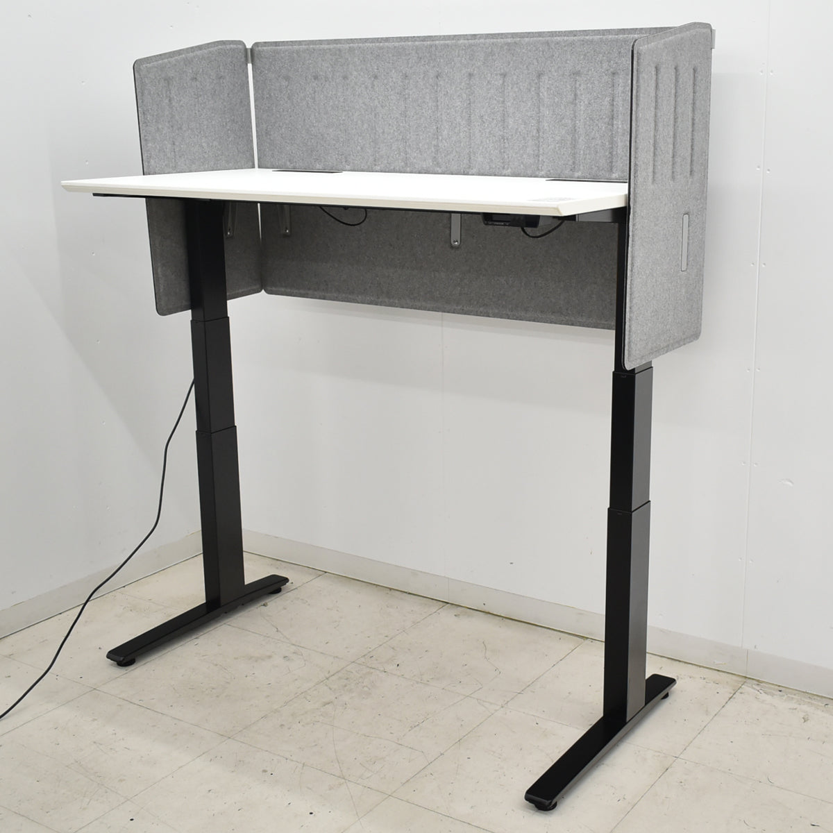 【中古】オカムラ　スイフト　電動昇降デスク　デスクトップパネル（フェルト）レバータイプ（インジケーター、メモリー機能付）マルチコンセントユニット２個　幅1385　2025092902【中古オフィス家具】