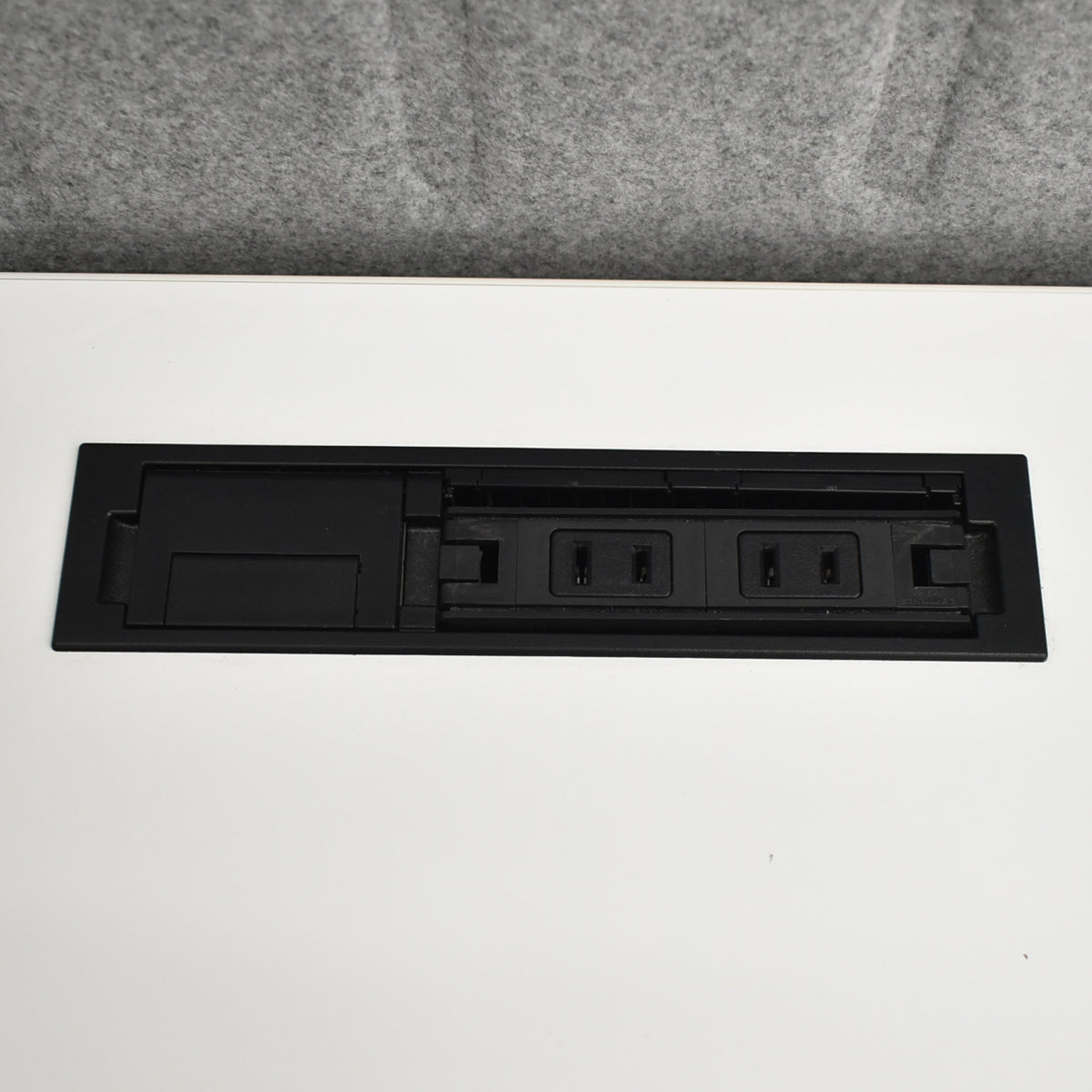 【中古】オカムラ　スイフト　電動昇降デスク　デスクトップパネル（フェルト）レバータイプ（インジケーター、メモリー機能付）マルチコンセントユニット２個　幅1385　2025092902【中古オフィス家具】