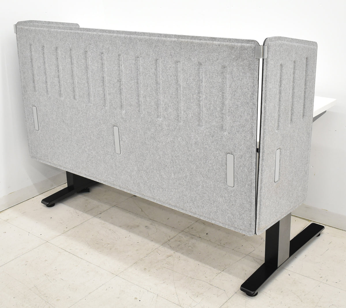 【中古】オカムラ　スイフト　電動昇降デスク　デスクトップパネル（フェルト）レバータイプ（インジケーター、メモリー機能付）マルチコンセントユニット２個　幅1385　2025092902【中古オフィス家具】