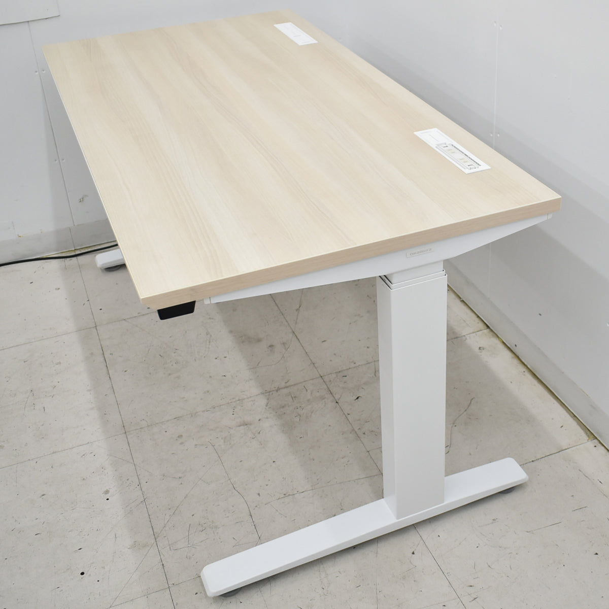 【中古】オカムラ　スイフト　電動昇降デスク　レバータイプ（インジケーター、メモリー機能付）マルチコンセントユニット１個付　幅1350　2025092903【中古オフィス家具】