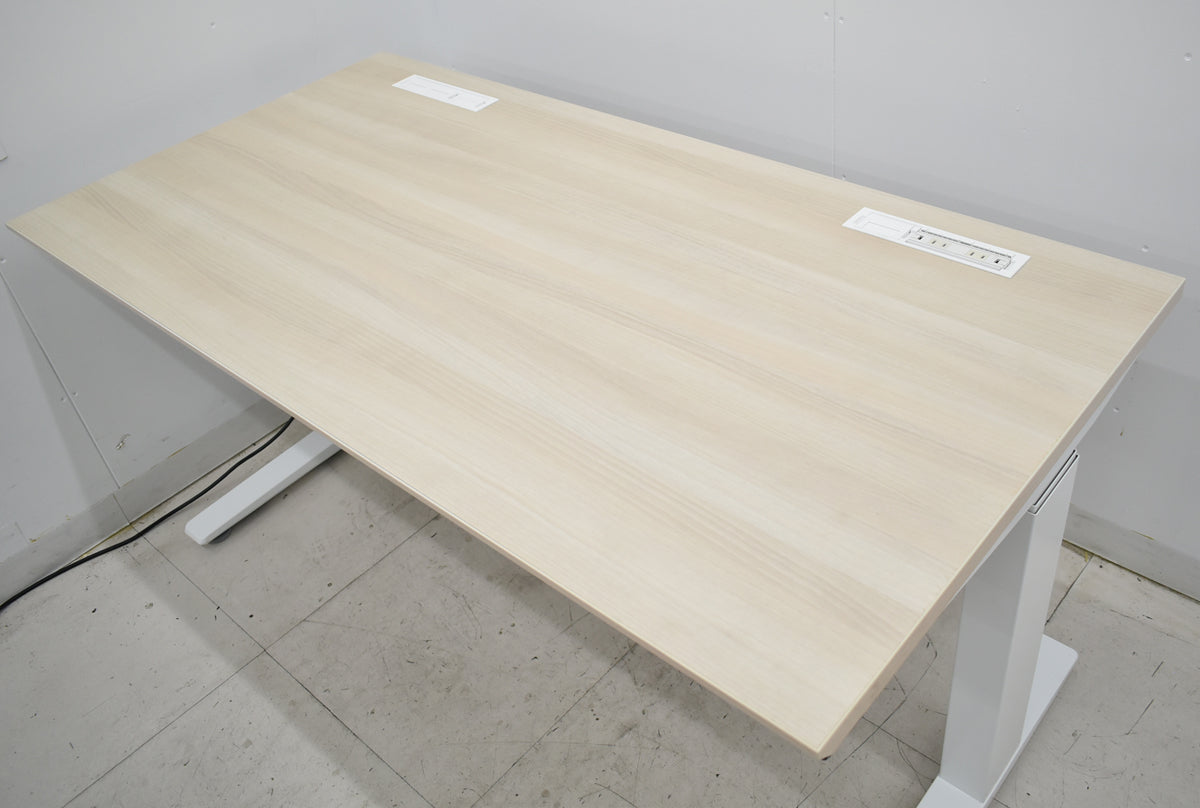 【中古】オカムラ　スイフト　電動昇降デスク　レバータイプ（インジケーター、メモリー機能付）マルチコンセントユニット１個付　幅1350　2025092903【中古オフィス家具】