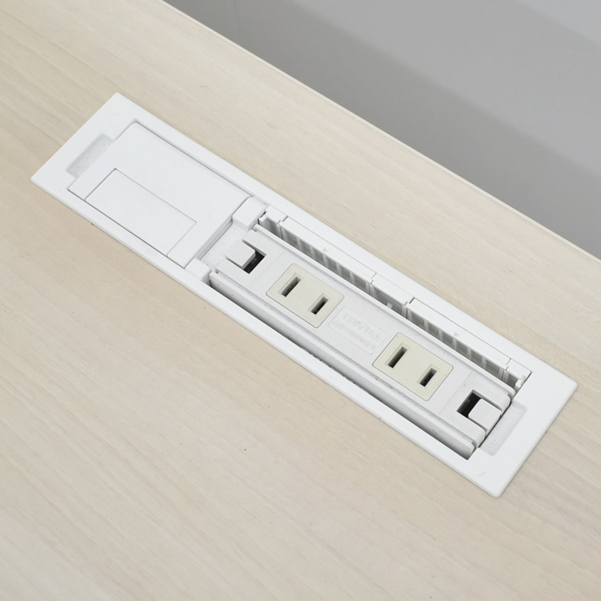 【中古】オカムラ　スイフト　電動昇降デスク　レバータイプ（インジケーター、メモリー機能付）マルチコンセントユニット１個付　幅1350　2025092903【中古オフィス家具】