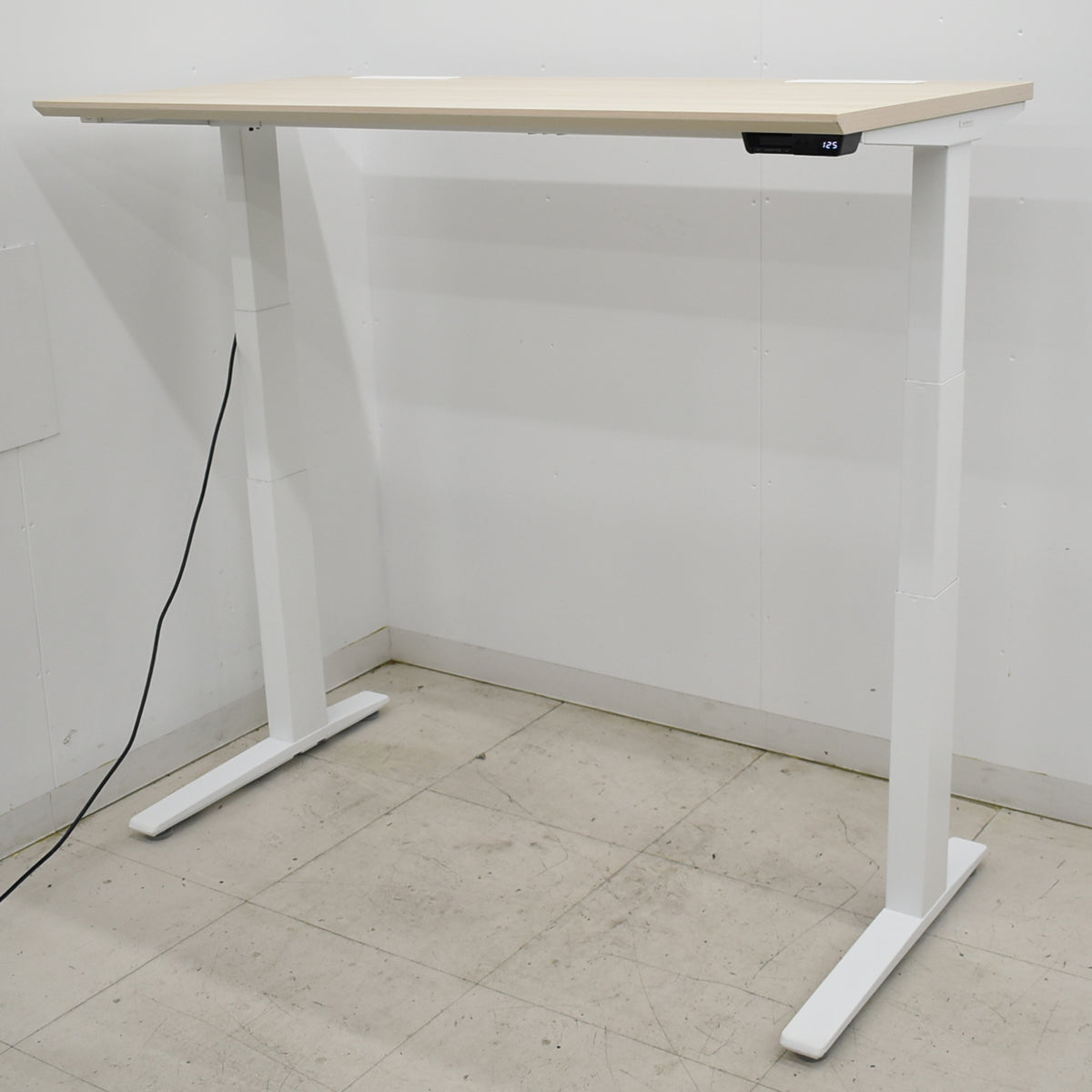 【中古】オカムラ　スイフト　電動昇降デスク　レバータイプ（インジケーター、メモリー機能付）マルチコンセントユニット１個付　幅1350　2025092903【中古オフィス家具】