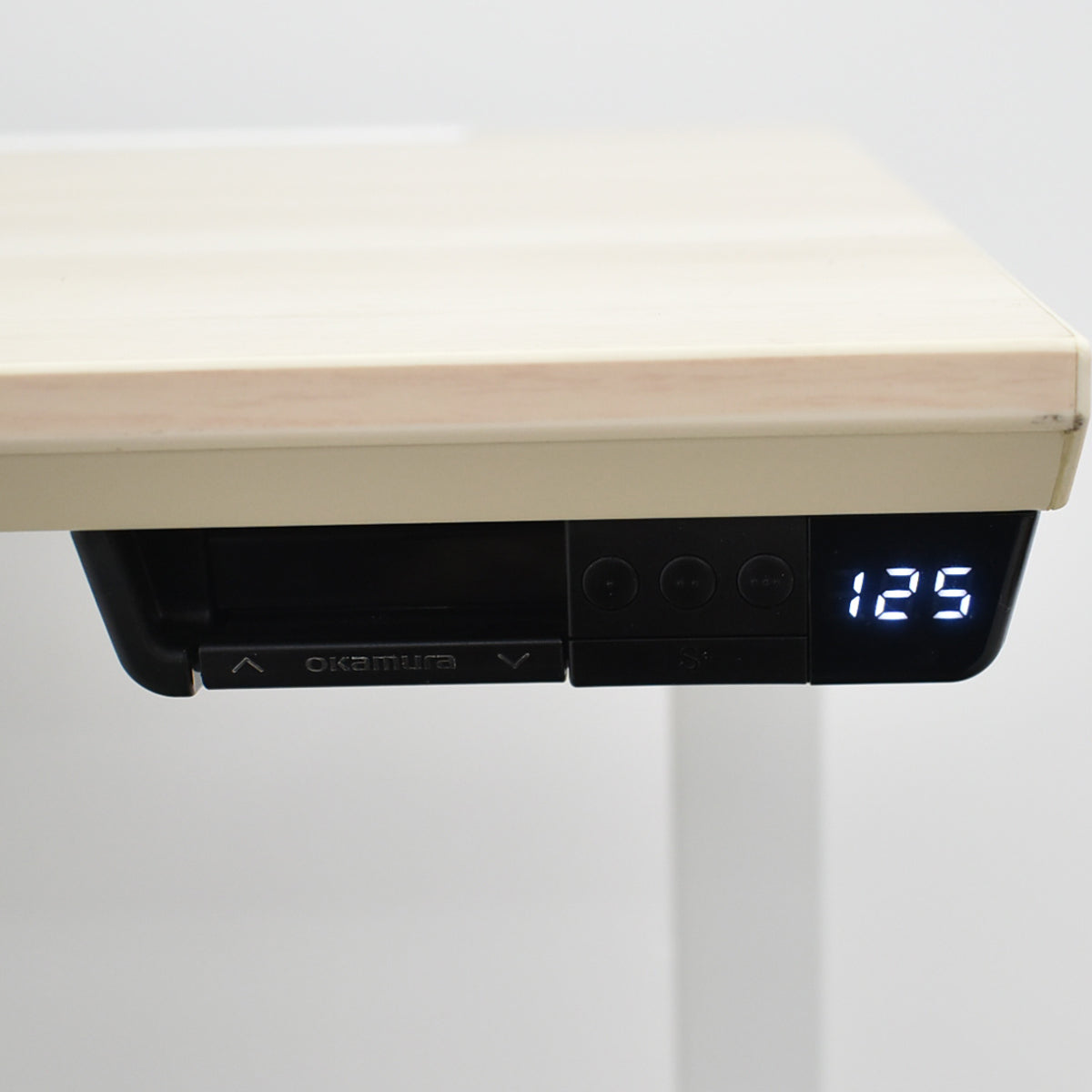 【中古】オカムラ　スイフト　電動昇降デスク　レバータイプ（インジケーター、メモリー機能付）マルチコンセントユニット１個付　幅1350　2025092903【中古オフィス家具】