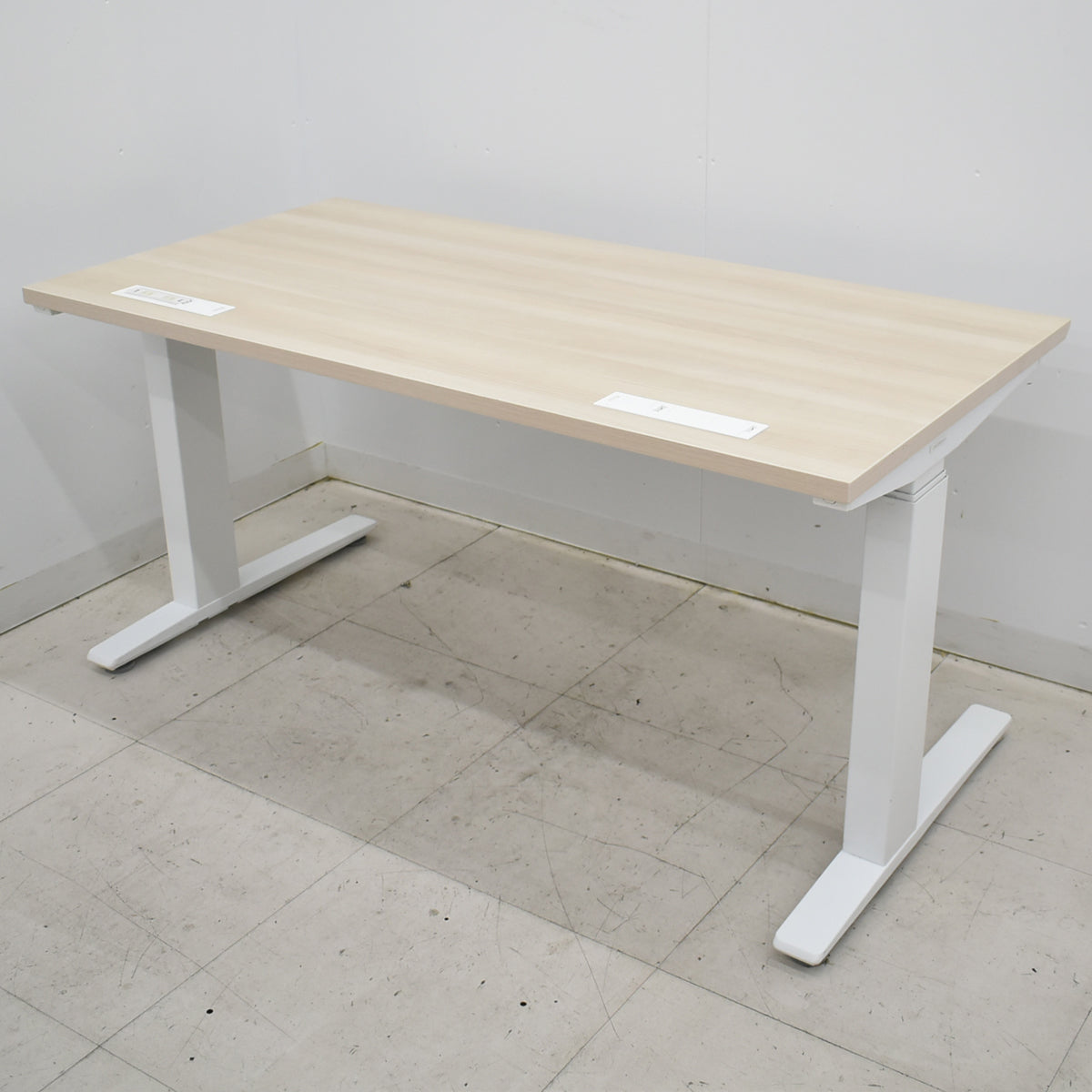 【中古】オカムラ　スイフト　電動昇降デスク　レバータイプ（インジケーター、メモリー機能付）マルチコンセントユニット１個付　幅1350　2025092903【中古オフィス家具】
