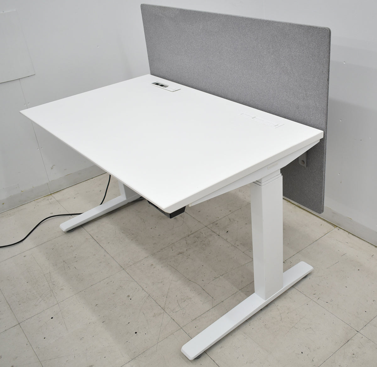 【中古】オカムラ　スイフト　電動昇降デスク　デスクトップパネル付　レバータイプ（インジケーター、メモリー機能付）マルチコンセントユニット１個付　幅1150　2025092904【中古オフィス家具】