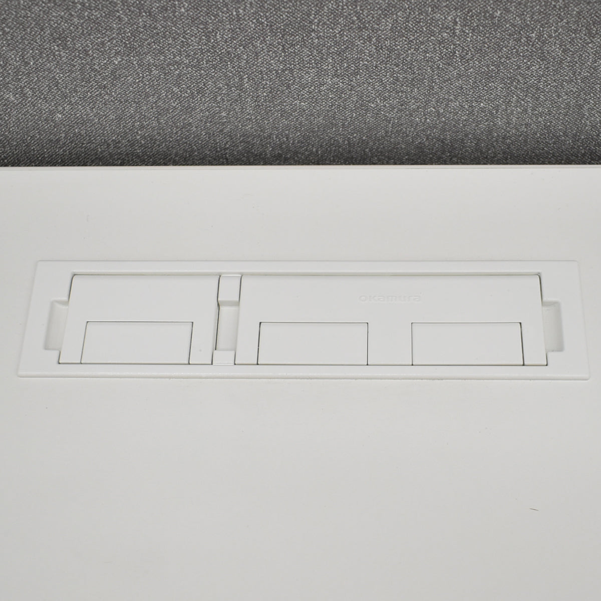 【中古】オカムラ　スイフト　電動昇降デスク　デスクトップパネル付　レバータイプ（インジケーター、メモリー機能付）マルチコンセントユニット１個付　幅1150　2025092904【中古オフィス家具】