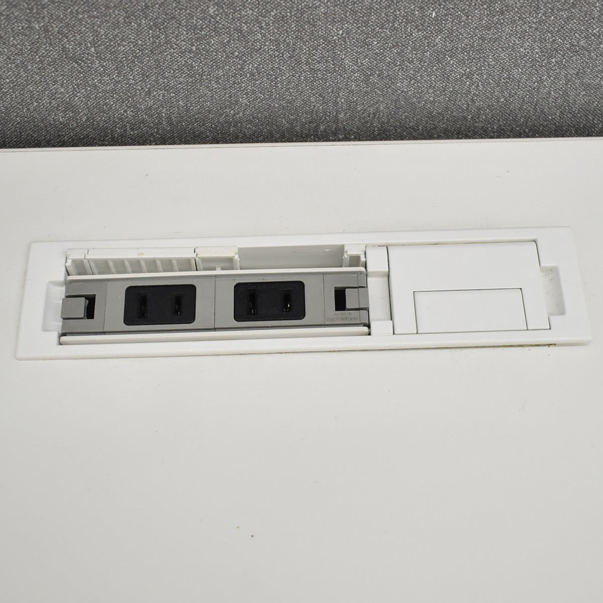 【中古】オカムラ　スイフト　電動昇降デスク　デスクトップパネル付　レバータイプ（インジケーター、メモリー機能付）マルチコンセントユニット１個付　幅1150　2025092904【中古オフィス家具】
