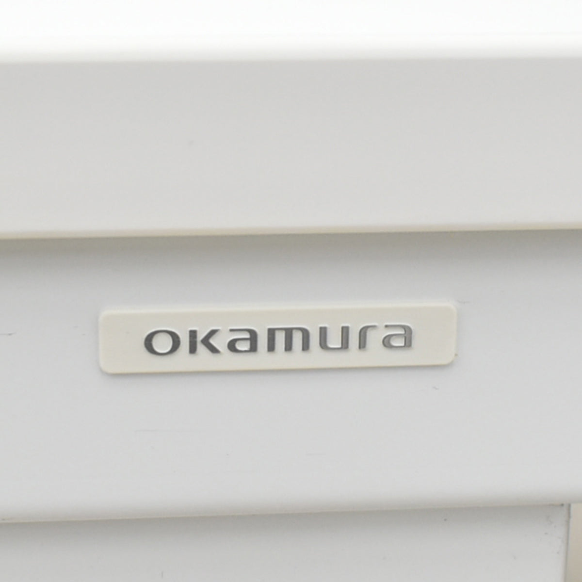【中古】オカムラ　スイフト　電動昇降デスク　デスクトップパネル付　レバータイプ（インジケーター、メモリー機能付）マルチコンセントユニット１個付　幅1150　2025092904【中古オフィス家具】