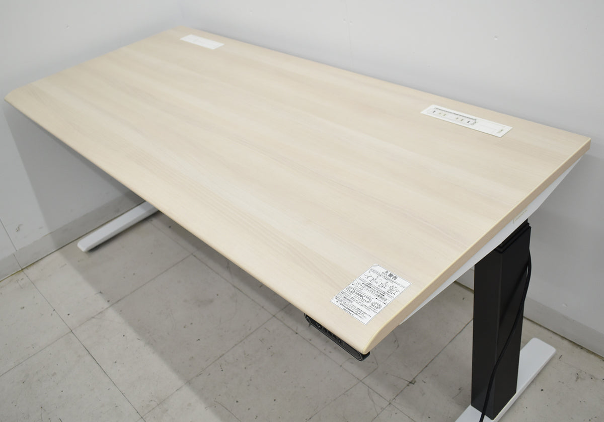 【中古】オカムラ　スイフト　電動昇降デスク　インジゲーター付ボタン（メモリ機能付）タイプ　スムースフォルムエッジ　マルチコンセントユニット１個　幅1550　2025093005【中古オフィス家具】
