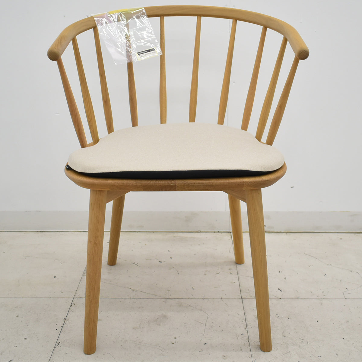 【中古】　[新品未使用品]オカムラ　シェアードスペース　スポークチェア　ダイニングタイプ　ナチュラルフレーム　クッション付　幅570　2025101402【中古オフィス家具】