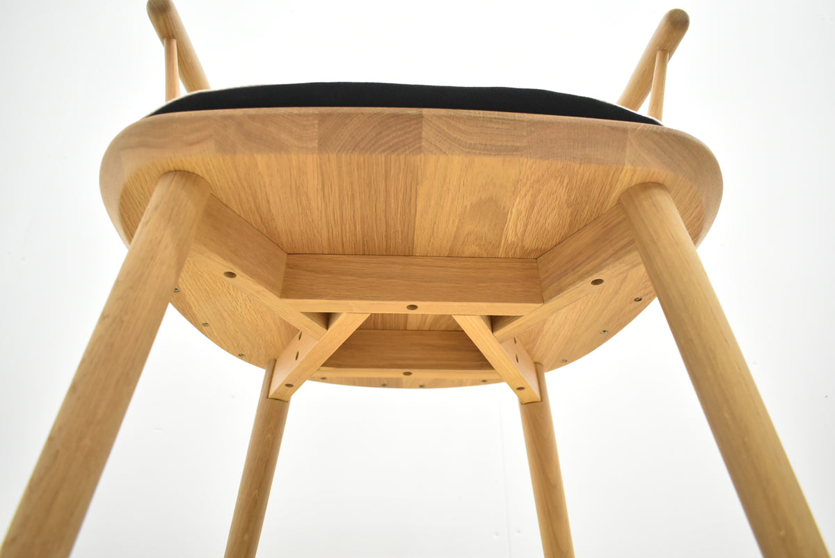 【中古】　[新品未使用品]オカムラ　シェアードスペース　スポークチェア　ダイニングタイプ　ナチュラルフレーム　クッション付　幅570　2025101402【中古オフィス家具】