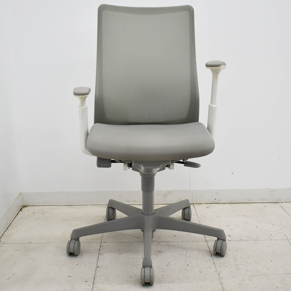 【中古】オカムラ　フルーエントチェア　ハイバック　可動肘　2018年製　2025101403【中古オフィス家具】
