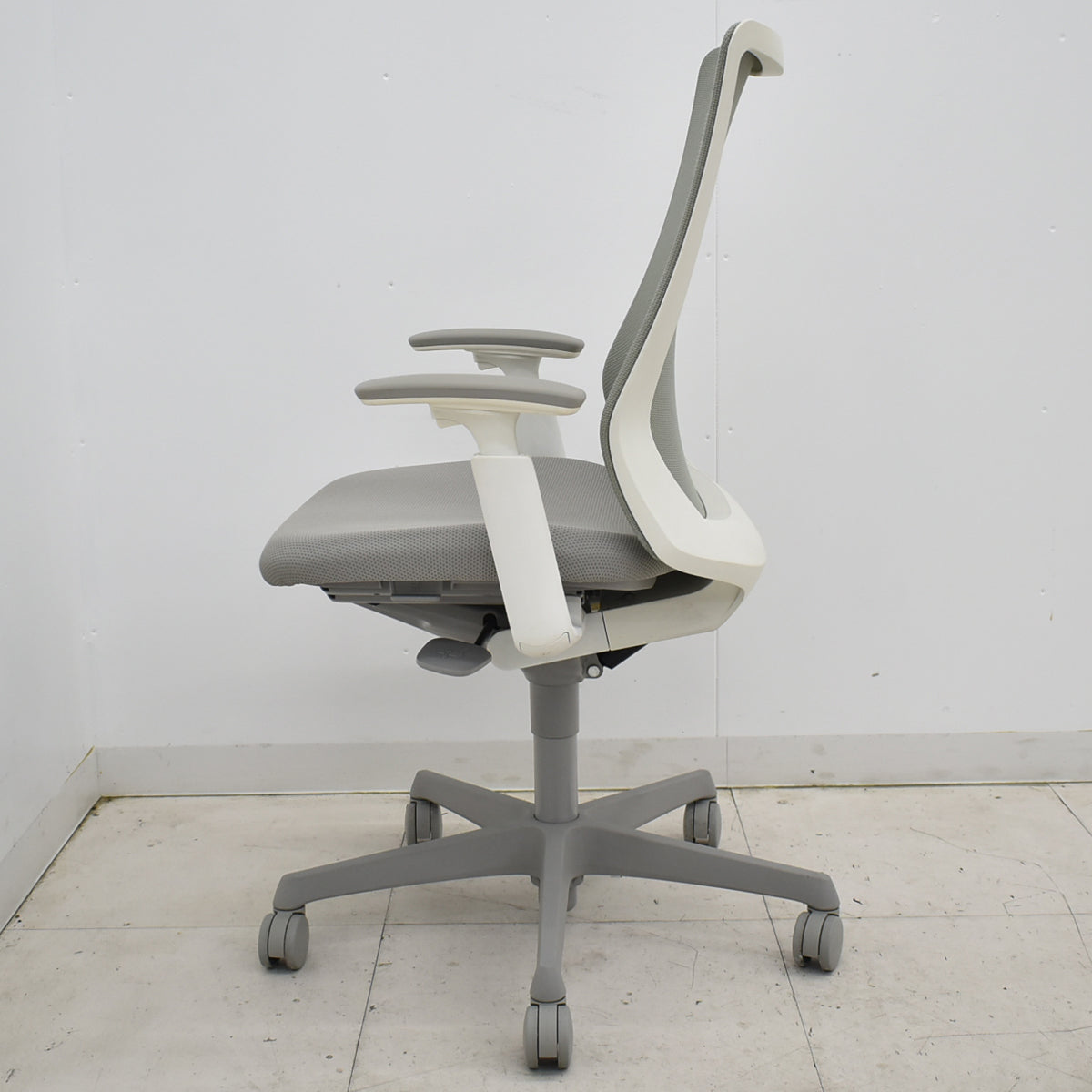 【中古】オカムラ　フルーエントチェア　ハイバック　可動肘　2018年製　2025101403【中古オフィス家具】